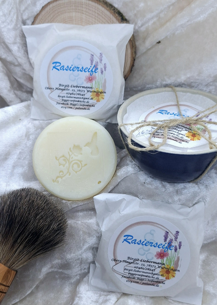 Rasier Seife in Handgetöpferter Schale