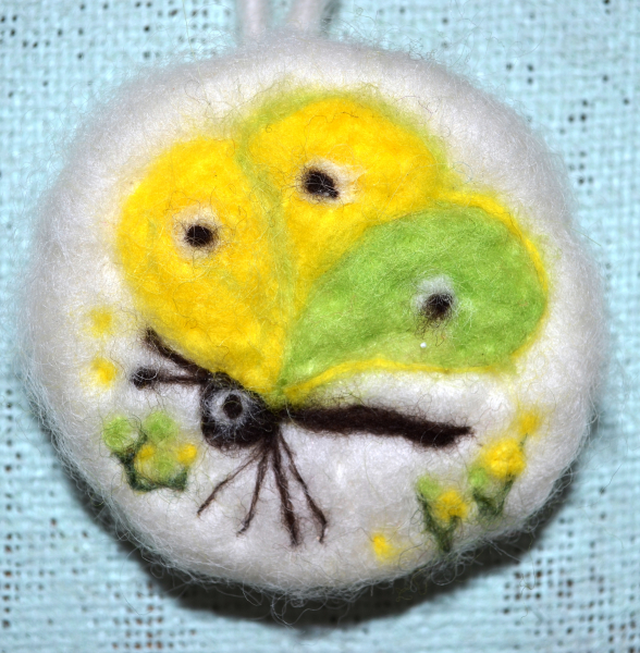 Eingefilzte Pflanzenölseife Schmetterling" rund, gelb/grün